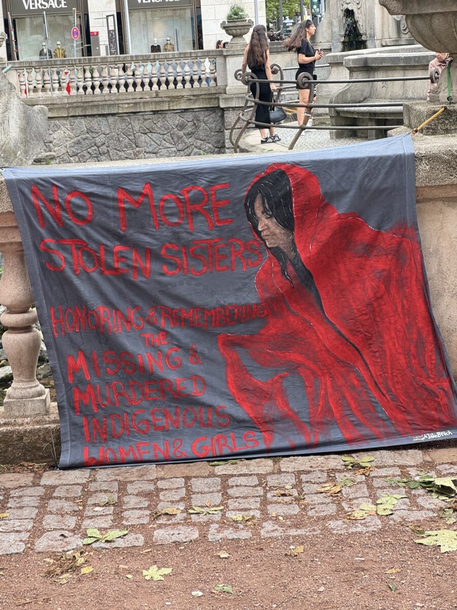 Plakat NO MORE STOLEN
SISTERS - Aktion zur Beendigung von Gewalt gegen Indigene