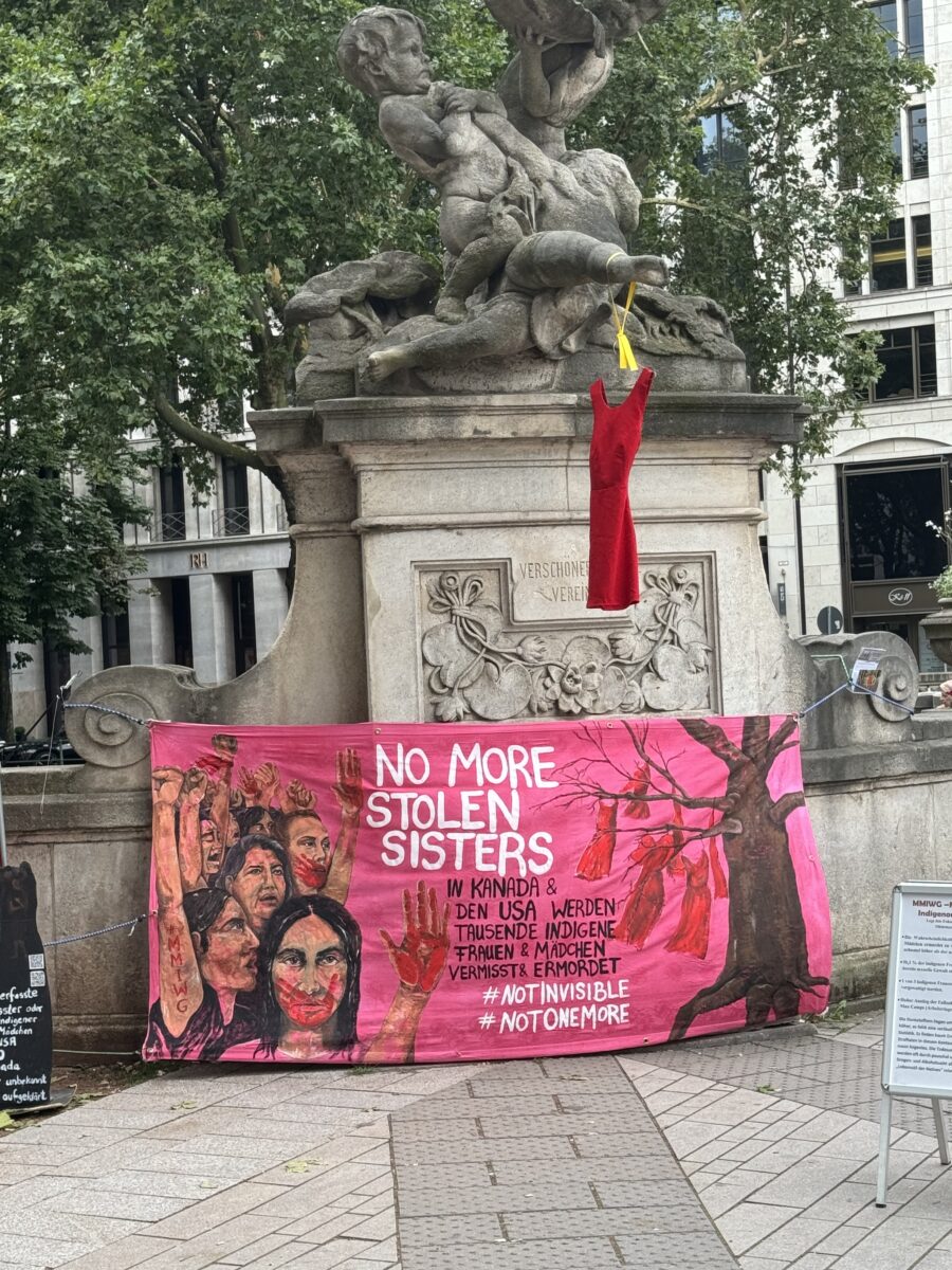 Plakat NO MORE STOLEN
SISTERS - Aktion zur Beendigung von Gewalt gegen Indigene